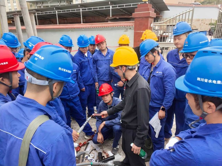 圖3為老師講解制作電纜頭細節